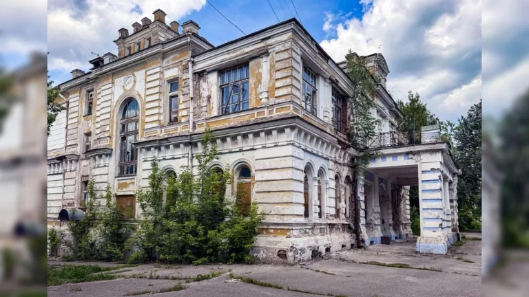 Призрак Подмосковья: заброшенная усадьба булочника Филиппова, куда официально нельзя попасть — но люди все равно едут