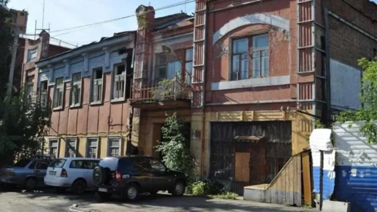 Особняк по цене квартиры: почему исторический дом в центре Омска продают всего за 8,5 млн рублей
