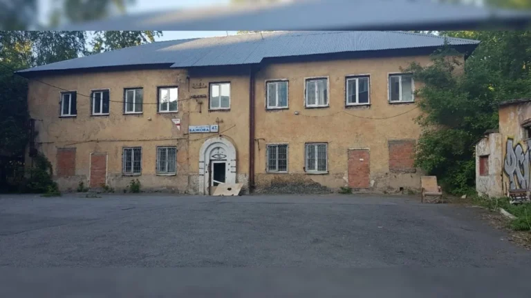 Бывшее здание ФСБ в центре Екатеринбурга ушло с молотка втрое дороже: что построят на участке стоимостью более 113 миллионов рублей