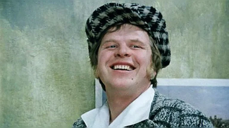Где жил Михаил Кокшенов: панорамные окна, бильярдная и розовая спальня, или как выглядела квартира актера рядом с «Мосфильмом»