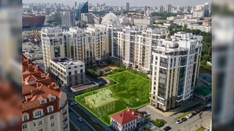 Интересный лот появился в самом центре Екатеринбурга: здесь продают жилой дом XIX в. на 423 кв. м. с земельным участком 0,3 га