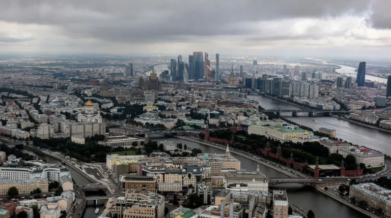 Продажи премиальных новостроек Москвы просели почти на треть