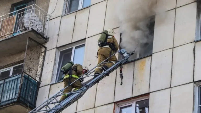 Пожар в многоквартирном доме: кто отвечает за ущерб и на какую помощь могут рассчитывать пострадавшие