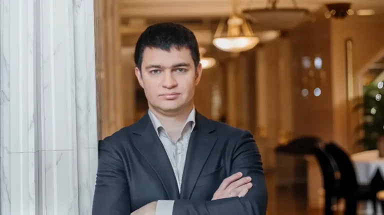 Он мог защищать людей в суде, но предпочёл создавать для них дома: история успеха Александра Гайдукова