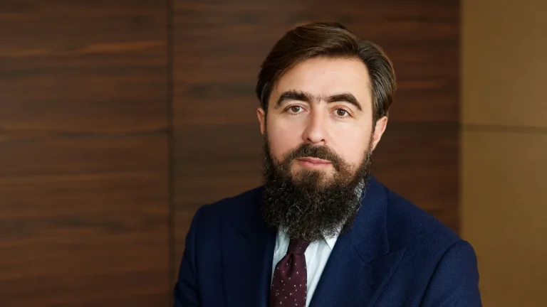 Из банковской сферы в девелопмент: Василий Селиванов — предприниматель, автогонщик и основатель LEGENDA