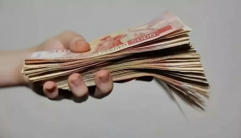 В июле россияне сняли почти рекордное количество налички со вкладов
