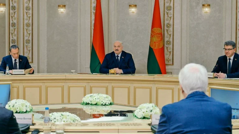 Лукашенко призвал белорусов скупать дома в деревнях быстрее россиян