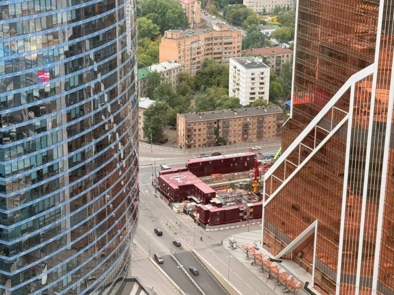 MR Group сделал брендирование стройки небоскрёба ONE в «Москва-Сити» буквально под виды своей ЦА