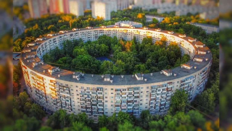 Дома-бублики в Москве: зачем советские архитекторы построили жилые здания в форме колец