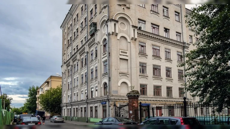 В центре Москвы сносят бывшую казарму Трехгорки: жители требуют спасти 120-летний дом