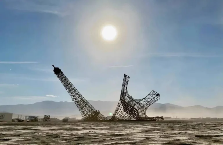 На Burning Man построили «сломавшуюся» Эйфелеву башню за €300 тыс.