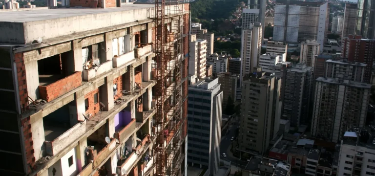 Torre David: как недостроенный небоскрёб стал жилым городом