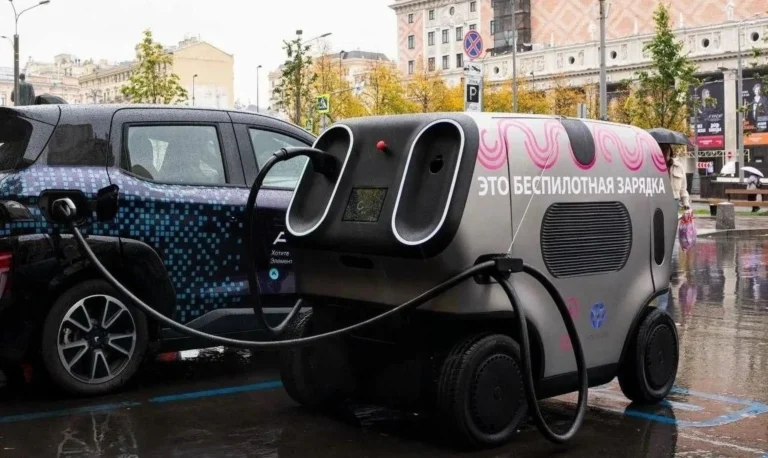 В Москве появятся беспилотные зарядки для электромобилей, которые можно заказать к месту парковки