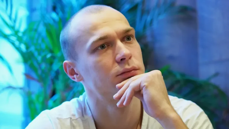 От общаги до комфорта: где живет актер Юрий Борисов