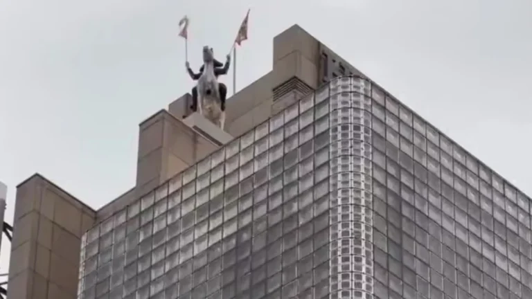 Нашли интересное видео о том, как выглядит здание Maison Hermès в Токио