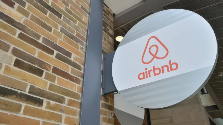 Сервис бронирования жилья Airbnb внедрил китайскую ИИ-модель Qwen от Alibaba вместо ChatGPT