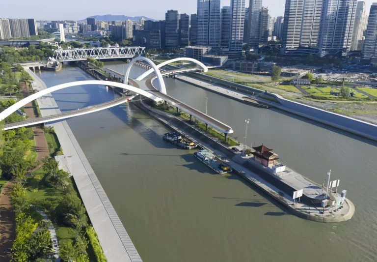 Zaha Hadid Architects спроектировало пешеходный мост, который соединил две половины нового района Ханчжоу, строящегося по их же мастер-плану
