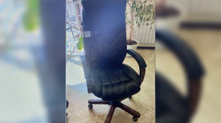 В Хабаровске главный специалист отдела департамента архитектуры и строительства получил взятку стулом за 40 тысяч рублей